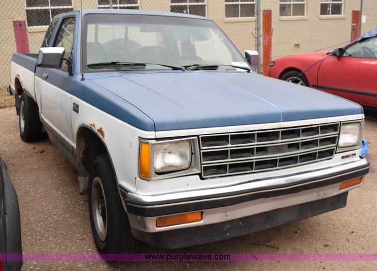 image for item I8575 1988 Chevrolet S10 Ext. Cab pickup truck