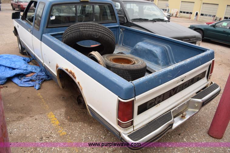 image for item I8575 1988 Chevrolet S10 Ext. Cab pickup truck