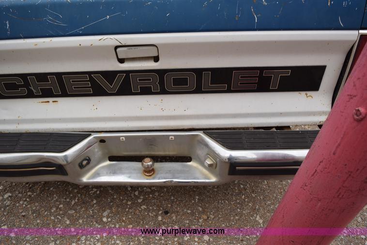 image for item I8575 1988 Chevrolet S10 Ext. Cab pickup truck