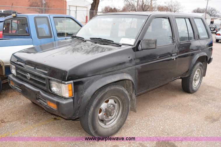 image for item I8576 1995 Nissan Pathfinder SUV