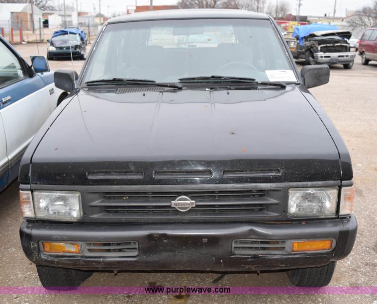 image for item I8576 1995 Nissan Pathfinder SUV