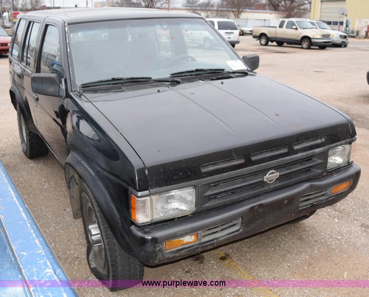 image for item I8576 1995 Nissan Pathfinder SUV