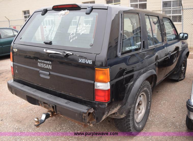 image for item I8576 1995 Nissan Pathfinder SUV