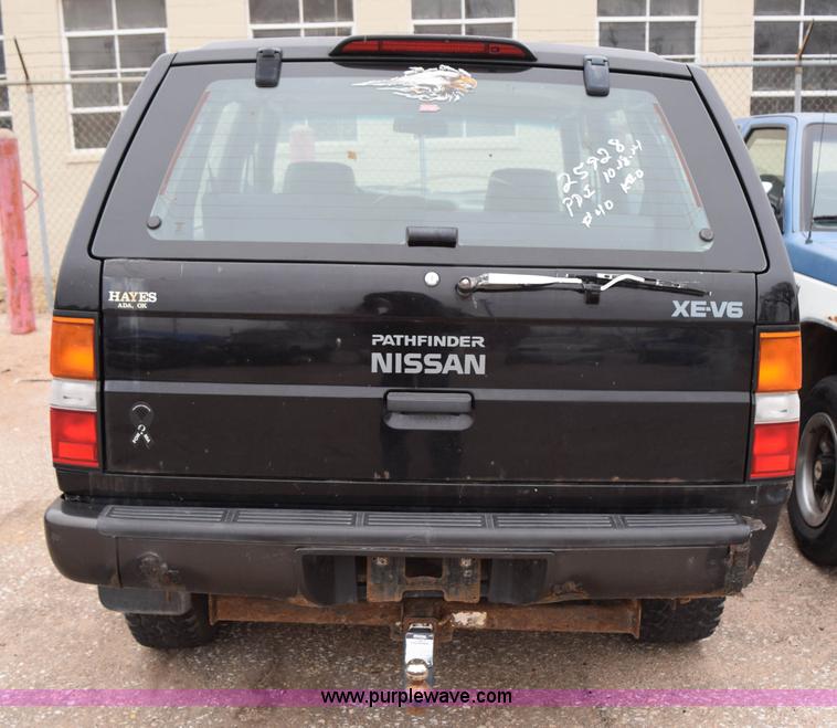 image for item I8576 1995 Nissan Pathfinder SUV