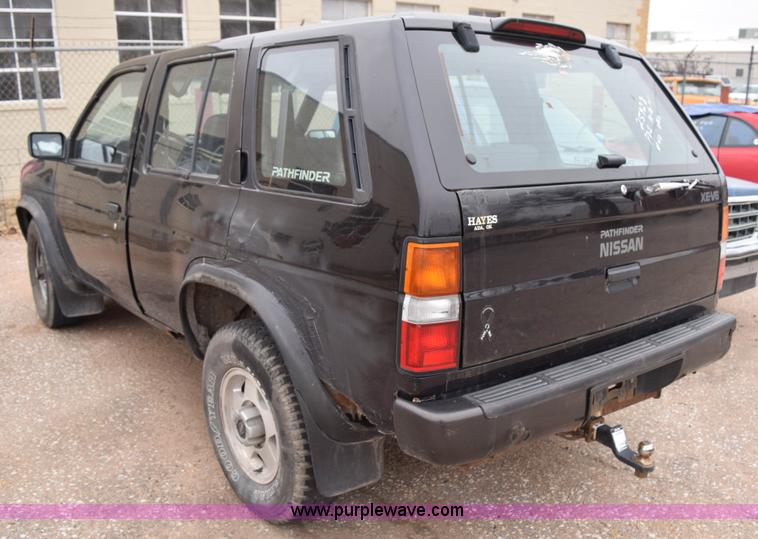 image for item I8576 1995 Nissan Pathfinder SUV