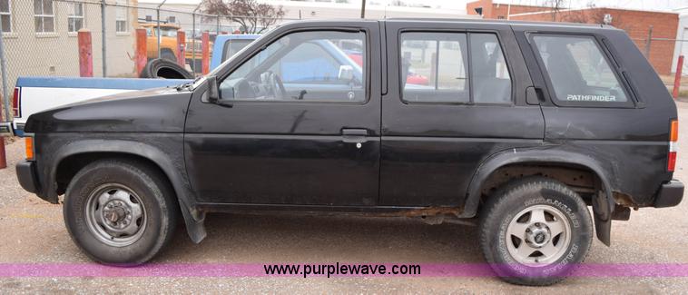 image for item I8576 1995 Nissan Pathfinder SUV