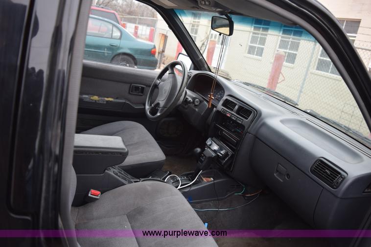 image for item I8576 1995 Nissan Pathfinder SUV