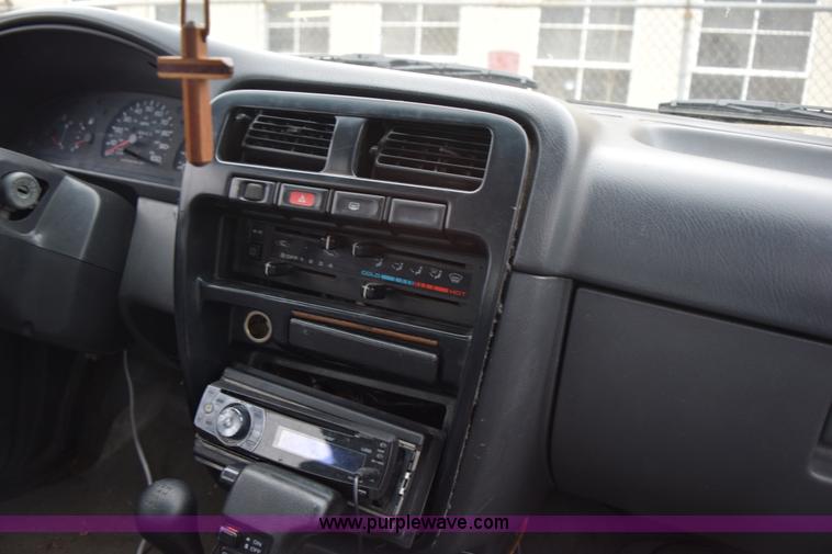 image for item I8576 1995 Nissan Pathfinder SUV