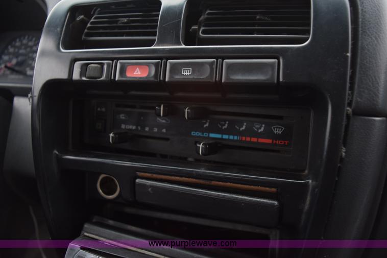 image for item I8576 1995 Nissan Pathfinder SUV