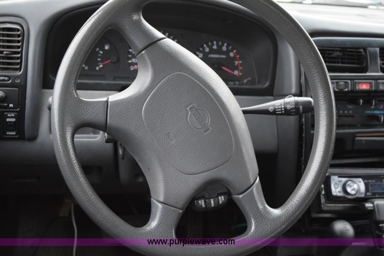 image for item I8576 1995 Nissan Pathfinder SUV