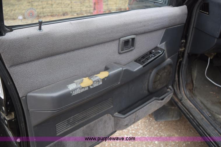 image for item I8576 1995 Nissan Pathfinder SUV