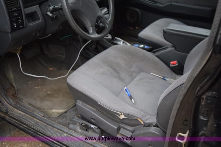 image for item I8576 1995 Nissan Pathfinder SUV