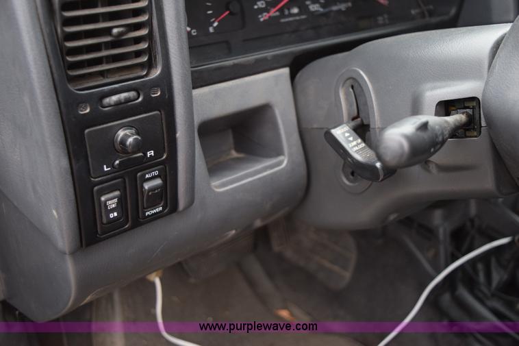 image for item I8576 1995 Nissan Pathfinder SUV