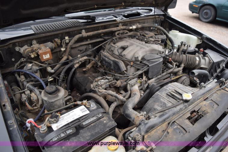 image for item I8576 1995 Nissan Pathfinder SUV