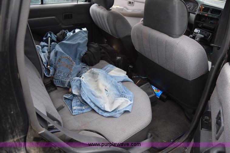 image for item I8576 1995 Nissan Pathfinder SUV