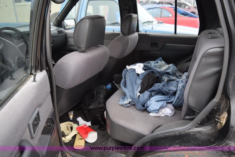 image for item I8576 1995 Nissan Pathfinder SUV