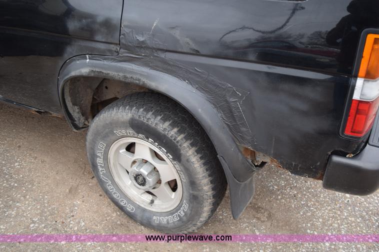 image for item I8576 1995 Nissan Pathfinder SUV