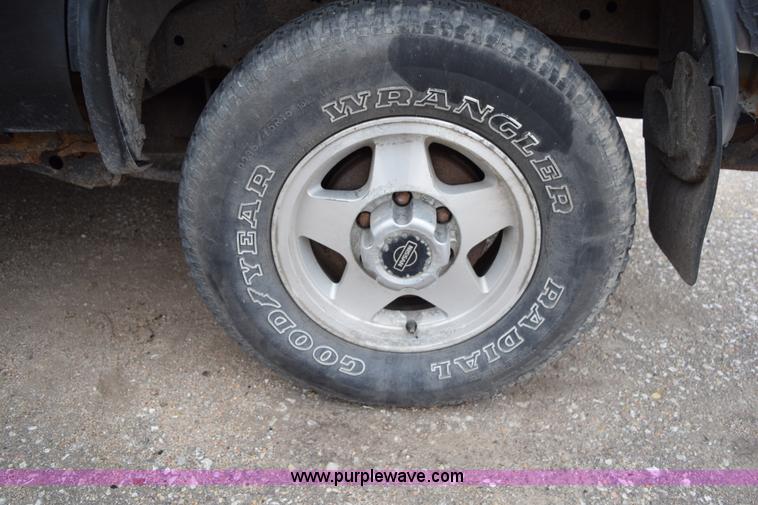 image for item I8576 1995 Nissan Pathfinder SUV