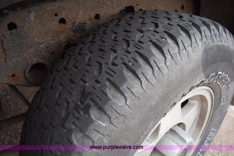 image for item I8576 1995 Nissan Pathfinder SUV