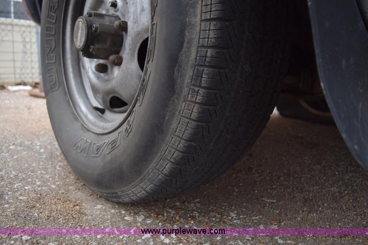 image for item I8576 1995 Nissan Pathfinder SUV