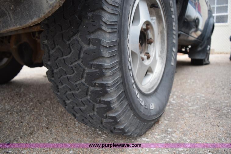 image for item I8576 1995 Nissan Pathfinder SUV