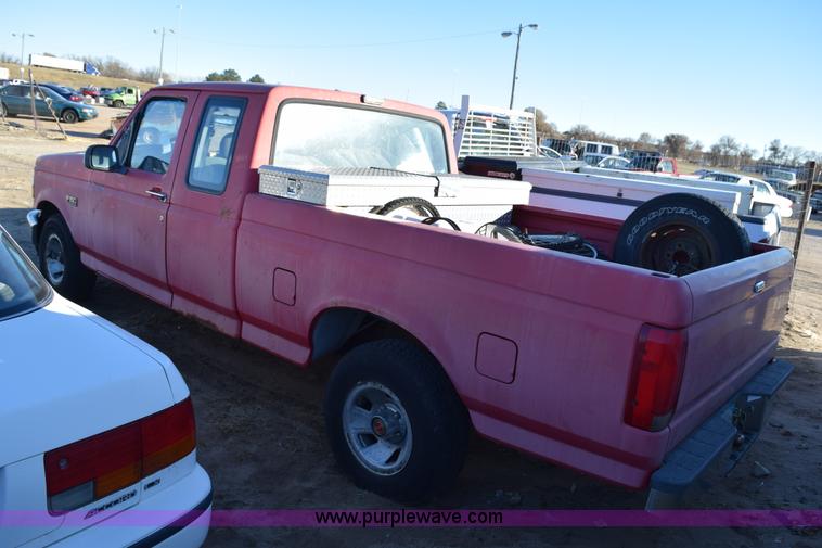 image for item I8616 1993 Ford F150 XL pickup truck