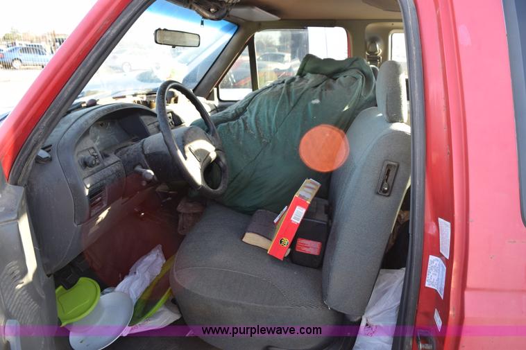 image for item I8616 1993 Ford F150 XL pickup truck