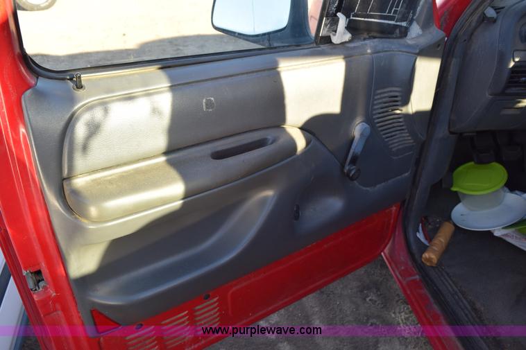 image for item I8616 1993 Ford F150 XL pickup truck