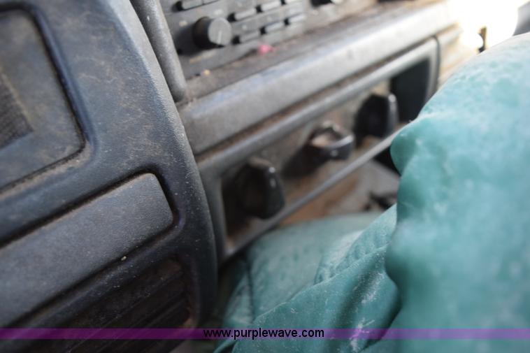 image for item I8616 1993 Ford F150 XL pickup truck