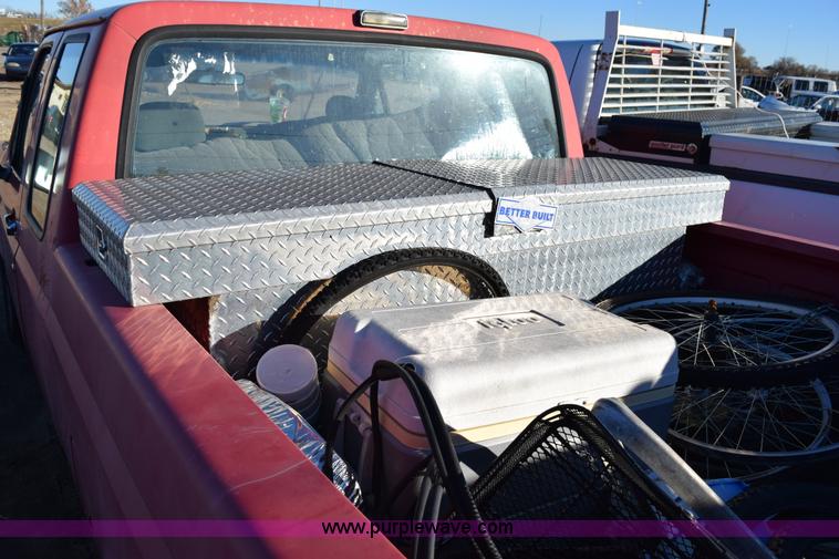 image for item I8616 1993 Ford F150 XL pickup truck