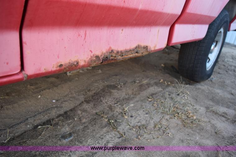 image for item I8616 1993 Ford F150 XL pickup truck