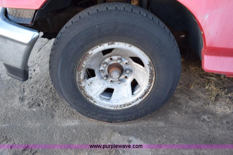 image for item I8616 1993 Ford F150 XL pickup truck