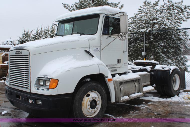 image for item I2383 1998 Freightliner FLD112 semi truck