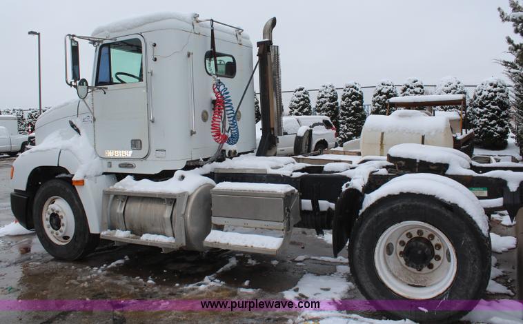 image for item I2383 1998 Freightliner FLD112 semi truck