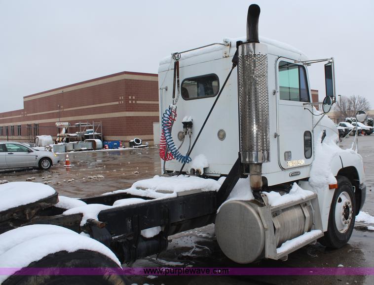 image for item I2383 1998 Freightliner FLD112 semi truck