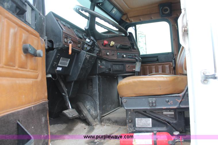 image for item I2383 1998 Freightliner FLD112 semi truck