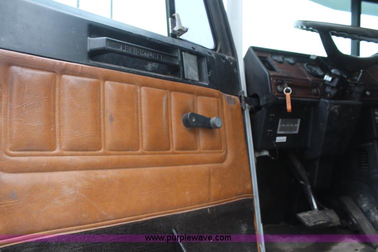 image for item I2383 1998 Freightliner FLD112 semi truck