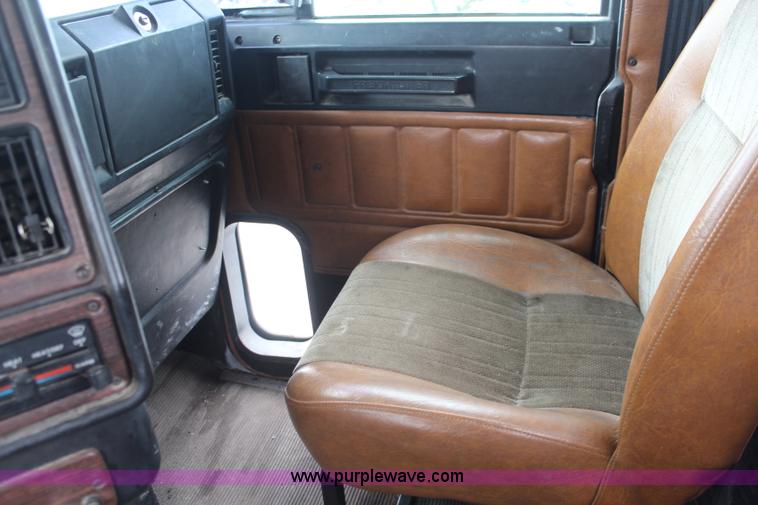 image for item I2383 1998 Freightliner FLD112 semi truck