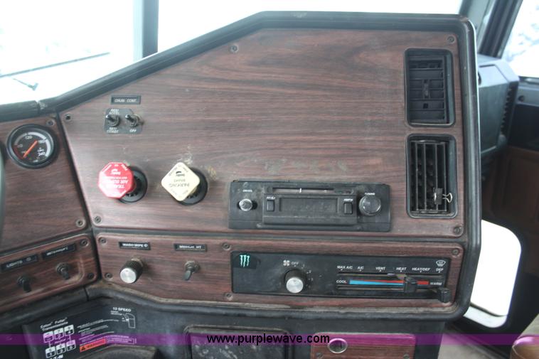 image for item I2383 1998 Freightliner FLD112 semi truck