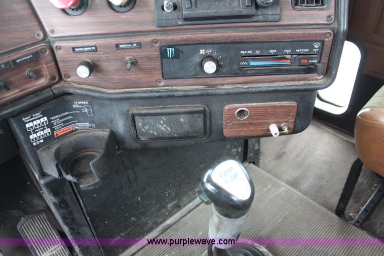 image for item I2383 1998 Freightliner FLD112 semi truck