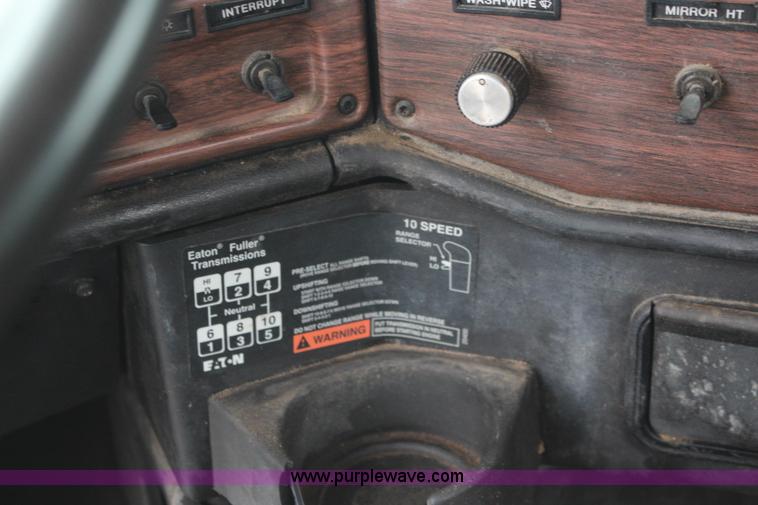 image for item I2383 1998 Freightliner FLD112 semi truck