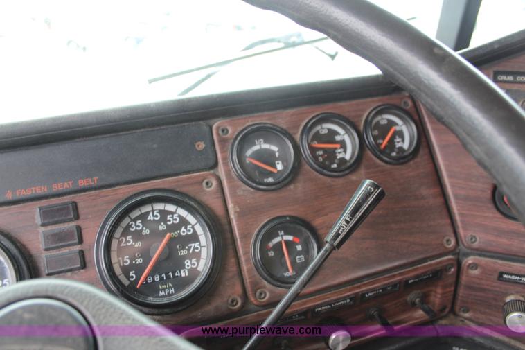 image for item I2383 1998 Freightliner FLD112 semi truck