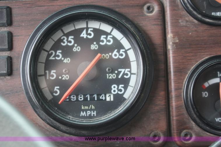 image for item I2383 1998 Freightliner FLD112 semi truck