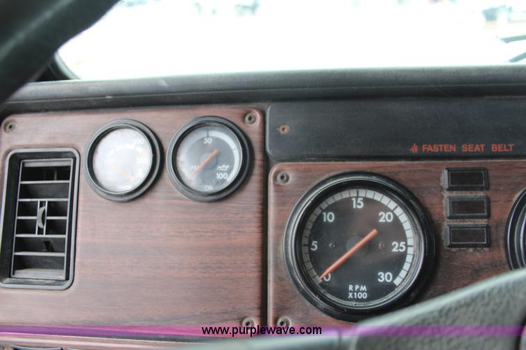 image for item I2383 1998 Freightliner FLD112 semi truck