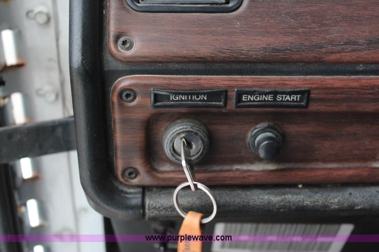 image for item I2383 1998 Freightliner FLD112 semi truck