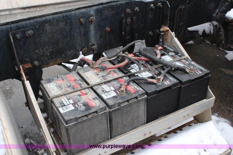 image for item I2383 1998 Freightliner FLD112 semi truck