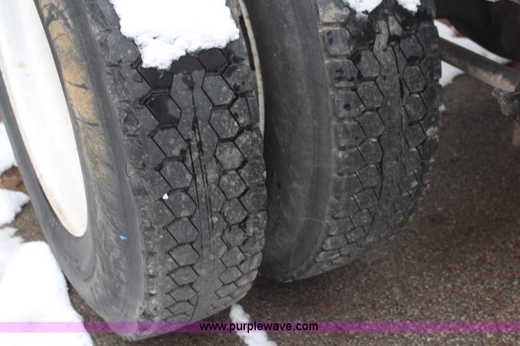 image for item I2383 1998 Freightliner FLD112 semi truck