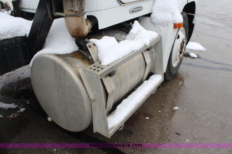 image for item I2383 1998 Freightliner FLD112 semi truck