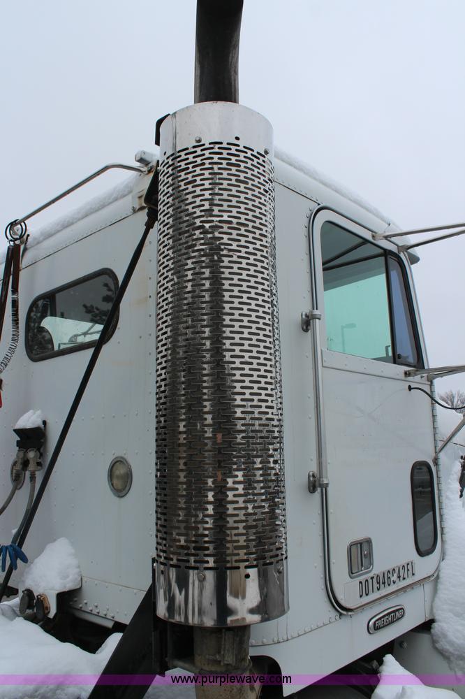 image for item I2383 1998 Freightliner FLD112 semi truck
