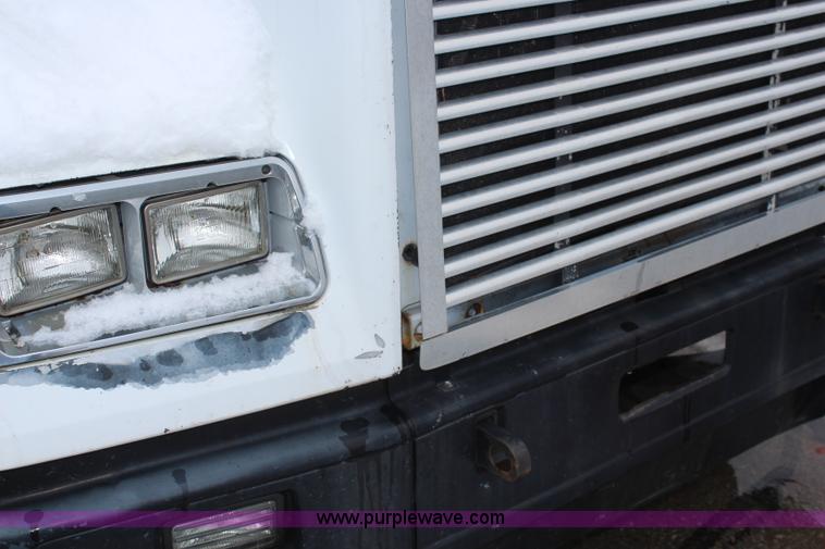 image for item I2383 1998 Freightliner FLD112 semi truck